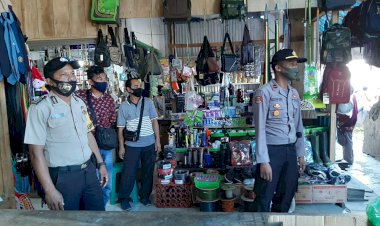Beri-Himbauan-Dan-Edukasi-New-Normal,-Kapolsek-Reo-Turun-Pusat-Perbelanjaan.