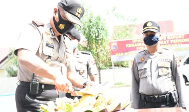 Sebagai-Ucapan-Rasa-Syukur,-Kapolres-Manggarai-Lakukan-Pemotongan-Tumpeng.