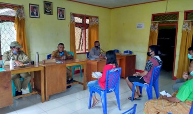 Terus-Antisipasi-Penyebaran-CovId---19,-Bhabinkamtibmas-Desa-Buar-Lakukan-Pengecekan-Suhu-Tubuh