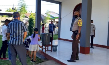 Tetap-Perhatikan-Protokol-Kesehatan,-Bripka-Semris-Bell-lakukan-Pengamanan-Ibadah