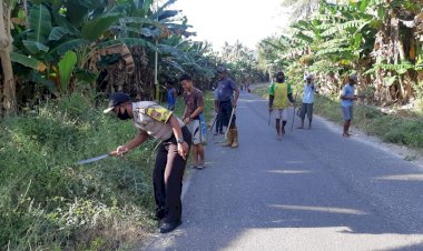 Ajak-Masyarakat-Cegah-Penularan-Virus-Covid-19,--Bhabinkamtibmas-Lakukan-Kerja-Bakti-Dengan-Masyarakat.