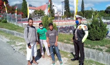 Sat-Lantas-Polres-Manggarai-Himbau-Warga-Yang-Ikuti-Ibadah,-Agar-Gunakan-Masker.