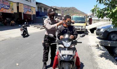 Peduli-Terhadap-Masyarakat-Kapolsek-Reo-Beserta-Jajaran-Bagikan-Masker.