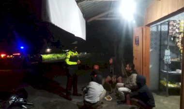 Patroli-Malam-Hari,-Sat-Lantas-Polres-Manggarai-Himbau-Warga-Yang-Sedang-Berkerumun.