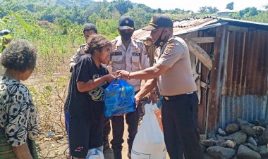 Peduli-Ditengah-Pandemik-Covid-19,-Kapolsek-Satarmese-Beri-Bantuan-Sembako.
