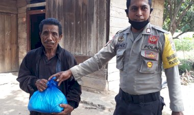 Peduli-Terhadap-Warga,-Bhabinkamtibmas-Polsek-Satarmese-Salurkan-Bansos.