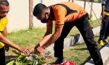 Budayakan-Hidup-Bersih,-Polres-Manggarai-Lakukan-Bakti-Sosial.