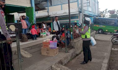 Sat-Lantas-Polres-Manggarai-Datangi-Warga-dan-Himbau-Pakai-Masker.
