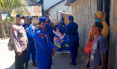 Dir-Polairud-Bersama-Kasat-Polair-Polres-Manggarai-Lakukan-Bakti-Sosial.