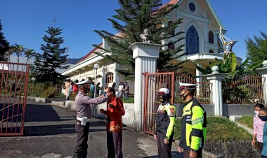 Sat-Lantas-Polres-Manggarai-Bagi-Masker-di-Tempat-Ibadah.