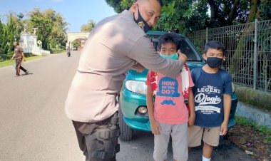 BRIPKA-Fransiskus-Maja-Bagikan-Masker-Kepada-Para-Pelajar.