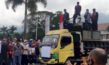 Purnawirawan-Pimpin-Demo-Di-depan-Polres-Manggarai