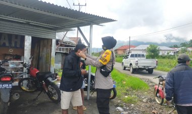 Kasat-Binmas-Polres-Manggarai-Bagikan-Masker-Gratis