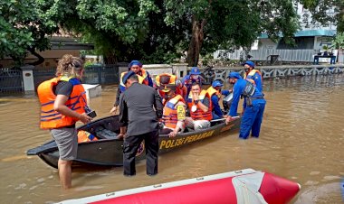 Wujud-Negara-Hadir,-Personel-TNI-Polri-Dikerahkan-Bantu-Korban-Banjir