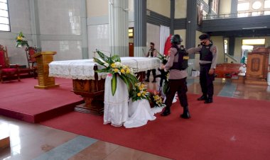 Sterilisasi-Gereja-Oleh-Samapta-Polres-Manggarai