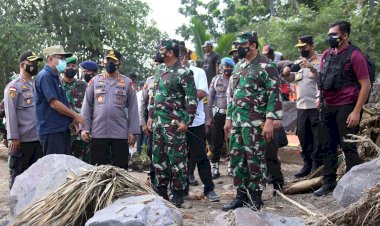 Tinjau-NTT,-Panglima-dan-Kapolri-Fokuskan-Evakuasi-Korban-dan-Kirim-Bantuan