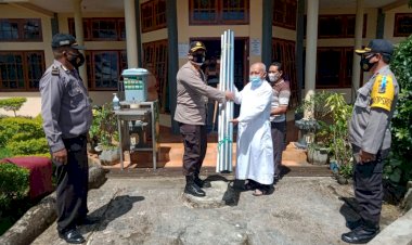 Kapolres-Manggarai-Serahkan-Bantuan--Di-Gereja-Kristus-Raja