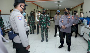 Didampingi-Panglima-TNI,-Kapolri-Beri-Tiket-Sekolah-Bhabinkamtibmas-Usai-Sidak-PPKM-Mikro-di-Kudus