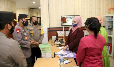 Kapolri-Beri-Bantuan-Kapada-Tenaga-Kesehatan-RS-Polri-Soekanto