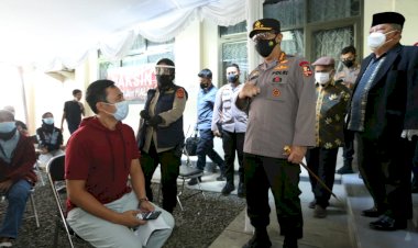 Tinjau-Vaksinasi-Massal-di-Persis,-Kapolri-Minta-Semua-Elemen-Masyarakat-Berkolaborasi-Percepat-Vaksinasi