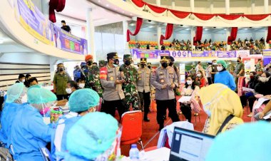 Tinjau-Vaksinasi-di-Kaltim,-Kapolri-Minta-Warga-Mau-Dirawat-di-Tempat-Isolasi-Terpusat