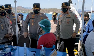 Wakapolri-Beri-Apresiasi-Pelaksanaan-Vaksinasi-Terapung-Polda-NTT,-Bentuk-Pelayanan-Terhadap-Masyarakat-Nelayan-di-Kepulauan