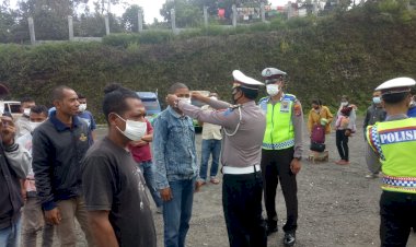 Pembagian-Masker-Gratis-pada-Operasi-Zebra-Ranakah-2021