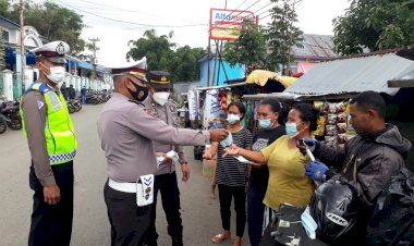 Pembagian-Masker-Oleh-Sat.-Lantas-Polres-Manggarai