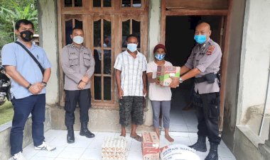 Kapolres-Manggarai-Berikan-Bantuan-Kepada-Masyarakat-Korban-Kebakaran