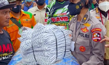 Peduli-Korban-Erupsi-Semeru,-Polwan-RI-Salurkan-Bansos-dan-Gelar-Trauma-Healing