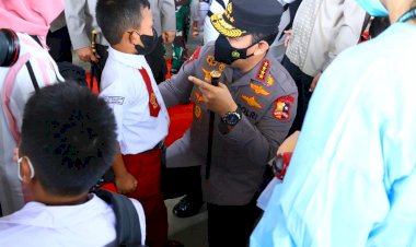 Tinjau-Vaksinasi-Serentak-se-Indonesia,-Kapolri-Ingatkan-Syarat-Wajib-Laksanakan-PTM-100-Persen