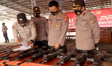 Kapolres-Manggarai-Melakukan-Pemeriksaan-Senjata-Api