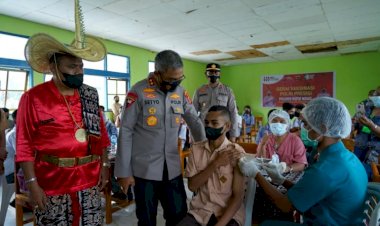 Tinjau-Vaksinasi-di-SMA-Negeri-1-Lobalain,-Kapolda-NTT-Berharap-Semua-Pihak-Dukung-Program-Akselerasi-Vaksinasi-Nasional