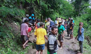 Bhabinkamtibmas-Desa-Golo-Woi-Bantu-Bersihkan--Reruntuhan-Tanah-Longsor