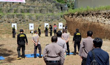 Latihan-Menembak-Bagi-Personel-Polres-Manggarai