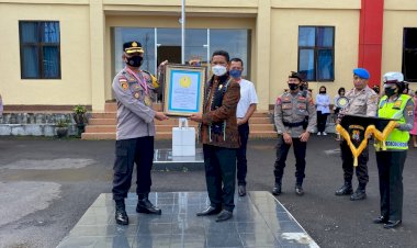 Piagam-dan-Medali-Kepada-Polres-Manggarai-Dari-Lembaga-Prestasi-Indonesia---Dunia-(-LEPRID-).