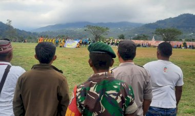 Bhabinkamtibmas-Kecamatan-Lelak-Amankan-Pertandingan-Sepak-Bola