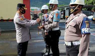 Upacara-Inabsentia-Pemberhentian-Tidak-Dengan-Hormat-(PTDH)-Personil-Polri-Polres-Manggarai.