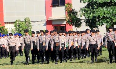 Unik,-Serentak-Anggota-Polda-NTT-Kenakan-Tas-Motif-Tradisional-Produk-UMKM.-