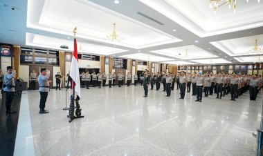 Kapolri-Sematkan-Tanda-Kehormatan-Bintang-Bhayangkara-Pratama-ke-22-Pati-Polri