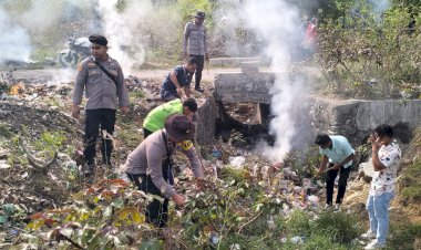 Kapolsek-Reo,-IPDA-I-Komang-Agus-Budiawan,-S.E.-pimpin-kegiatan-Peduli-Lingkungan-(Pembersihan-sampah)-di-wilayah-Kecamatan-Reok.