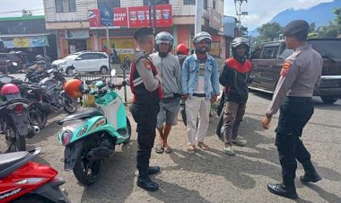Anggota-Samapta-Polres-Manggarai,-Melakukan-Patroli-Dialogis-dan-Pengaturan-Arus-Lalu-Lintas-di-Kota-Ruteng
