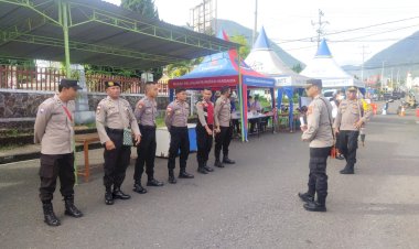Personil-Polres-Manggarai-Laksanakan-Pengamanan-Pasar-Murah-Bank-NTT.