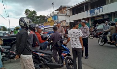 Patroli,-Himbauan,-dan-Penertiban-Parkir-oleh-Satuan-Lalu-Lintas-Polres-Manggarai-Meningkatkan-Ketertiban-di-Kota-Ruteng