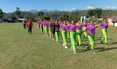Pengibar-Bendera-dari-Siswa/i-SMAN-1-Cibal-Dilatih-Menjelang-HUT-Kemerdekaan-RI-Ke-78-Tingkat-Kecamatan-Cibal