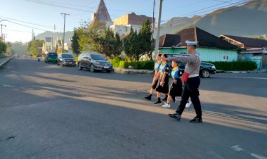 Giat-Pamturlalin-Satuan-Lalu-Lintas-Polres-Manggarai,-Tingkatkan-Keamanan-Pejalan-Kaki-di-Sekitar-Kota-Ruteng