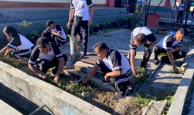 Personel-Polres-Manggarai-Laksanakan-Kegiatan-Bersih-Bersih-Lingkungan-Kantor-Demi-Keindahan-dan-Kebersihan