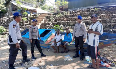 Kasat-Polairud-Polres-Manggarai-Himbau-Keselamatan-Laut-dan-Keamanan-Masyarakat-dalam-Sambang-di-Kampung-Nanga