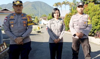 Anggota-Polres-Manggarai-Melaksanakan-Pengamanan-Misa-Minggu-di-Gereja-gereja-di-Kecamatan-Langke-Rembong,-Kabupaten-Manggarai