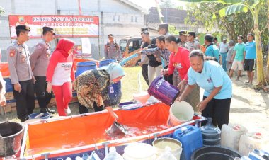 Polri-Salurkan-Bantuan-Air-Bersih-Atasi-Kekeringan-di-Grobogan